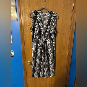 Sleeveless Black & White Patterned V-Neck Dress